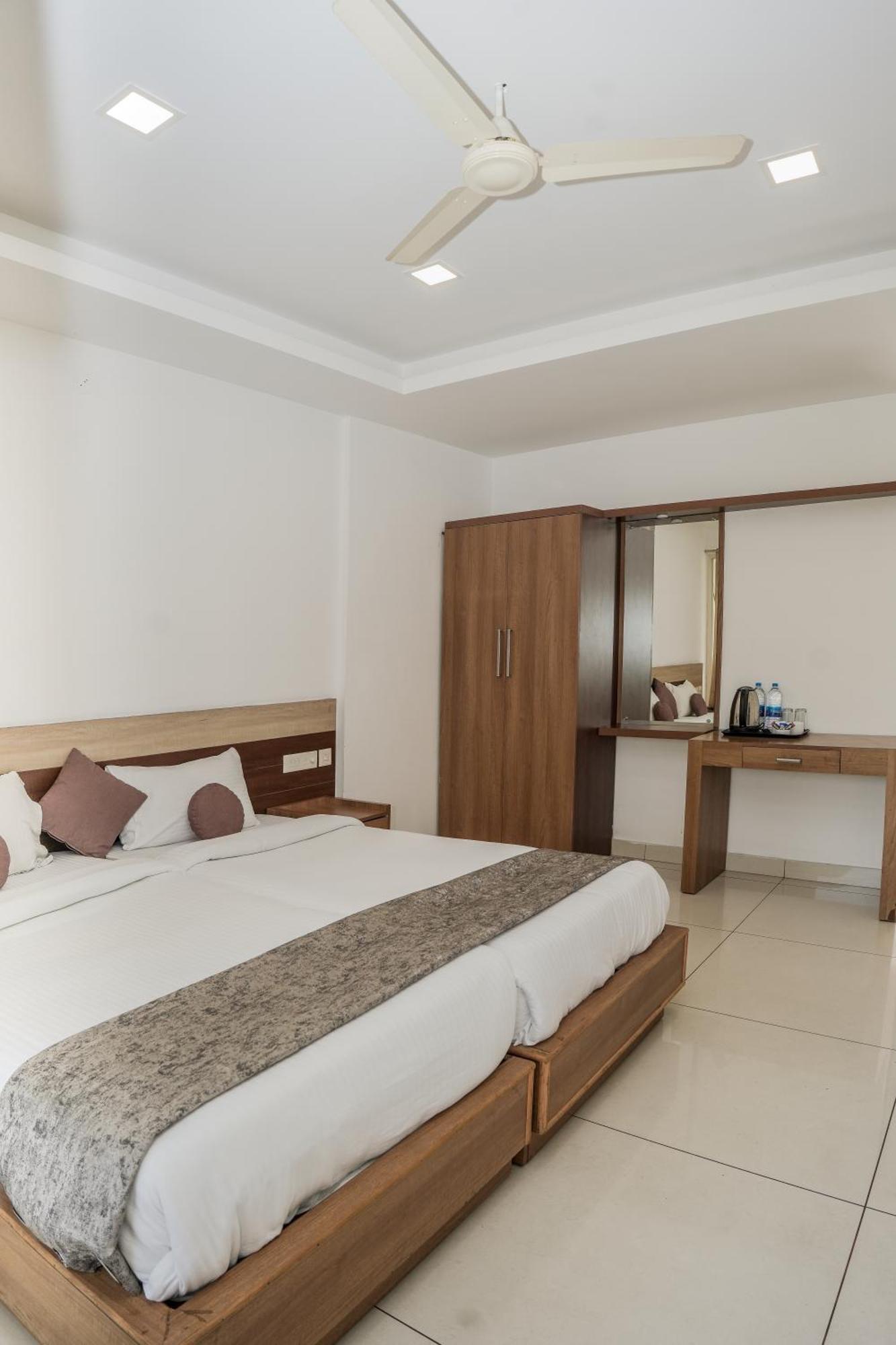 Hotel Lets Stay Kochi Екстер'єр фото